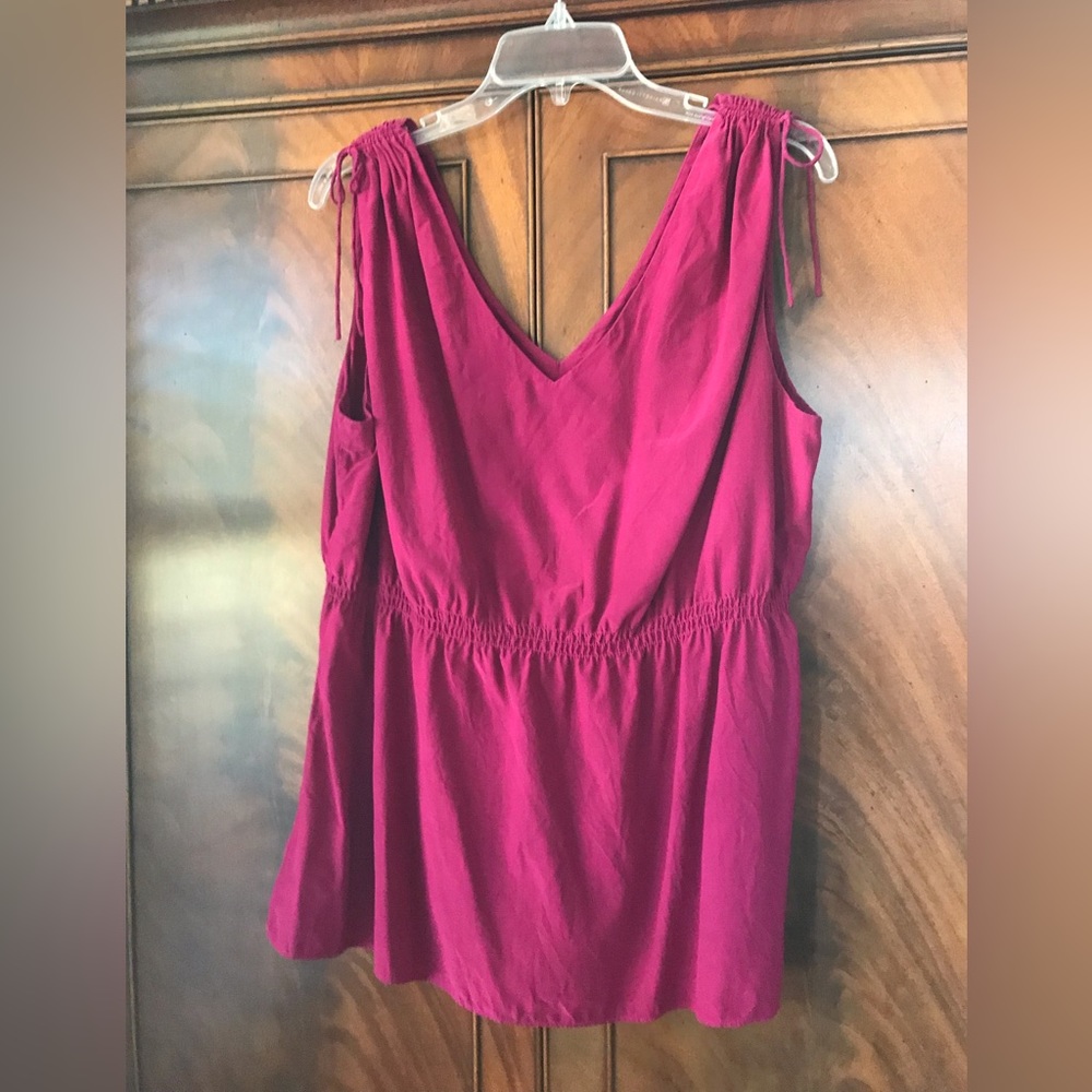 Dana Buchman size 14 silky sleeveless maroon/fushia top.